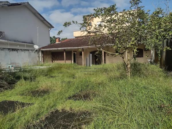 Casa com piscina e churrasqueira