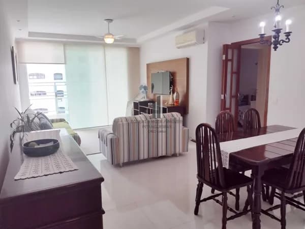 Apartamento reformado próximo da praia à venda na Praia das Pitangueiras