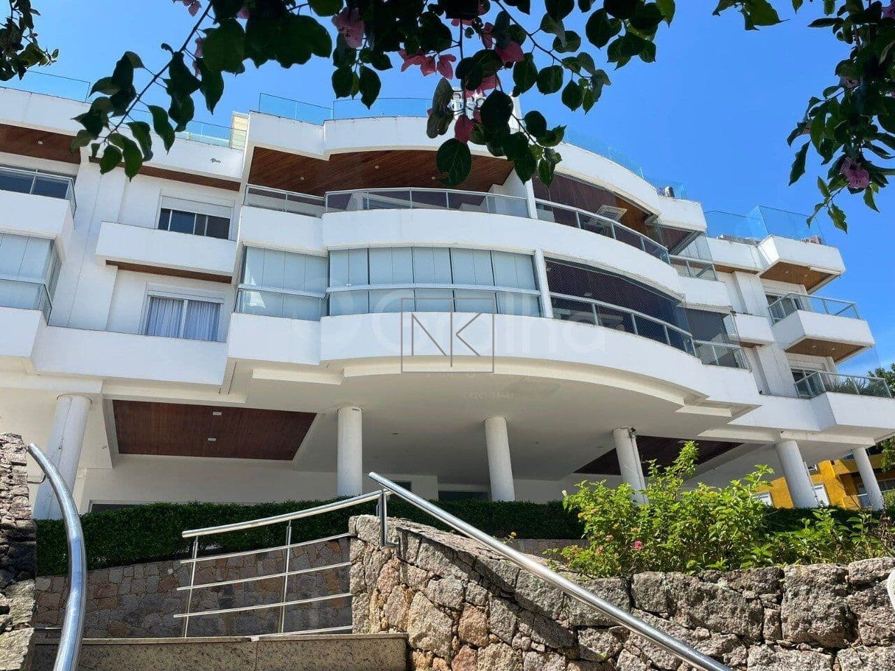 APARTAMENTO PÉ NA AREIA EM JURERÊ DE 3 DORMITÓRIOS SENDO 1 SUÍTE