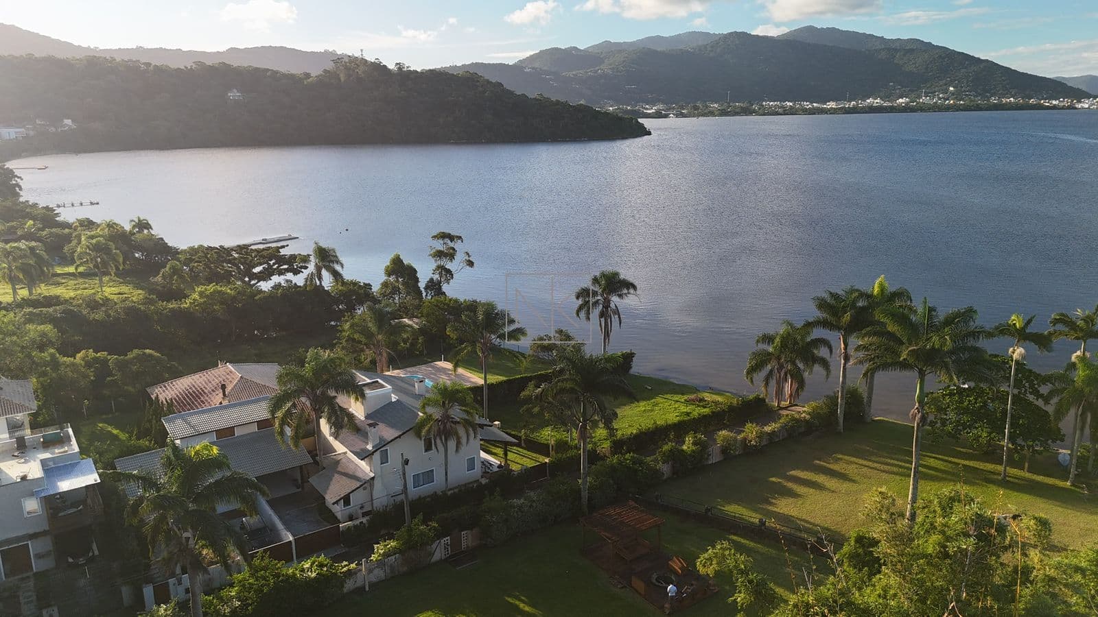 Casa frente Lagoa de 320m² com 5 suítes na Lagoa da Conceição