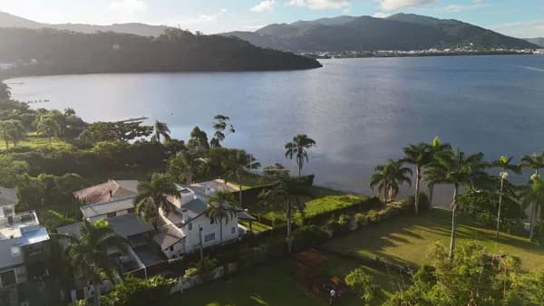 Casa frente Lagoa de 320m² com 5 suítes na Lagoa da Conceição