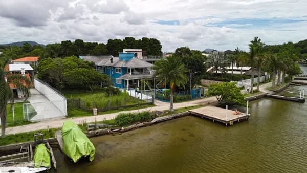 Casa exclusiva de 6 suítes de frente ao Canal da Barra em Florianópolis