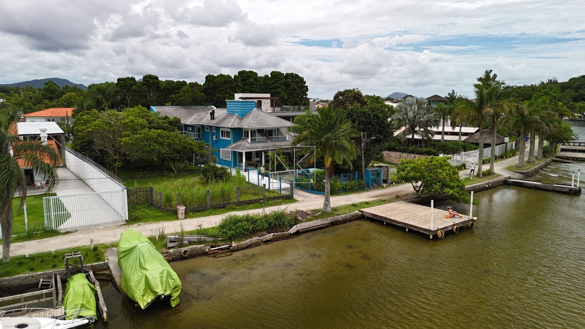 Casa exclusiva de 6 suítes de frente ao Canal da Barra em Florianópolis