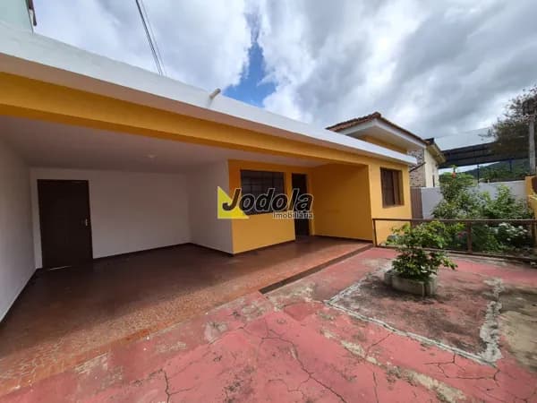 Casa Térrea no Centro para locação em Guararema/SP