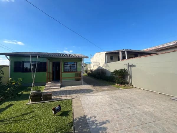 Ótima casa em madeira com terreno espetacular em Cachoeirinha
