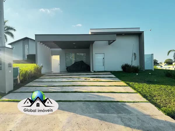 Casa Térrea com 3 Suítes e Piscina - Local Alto