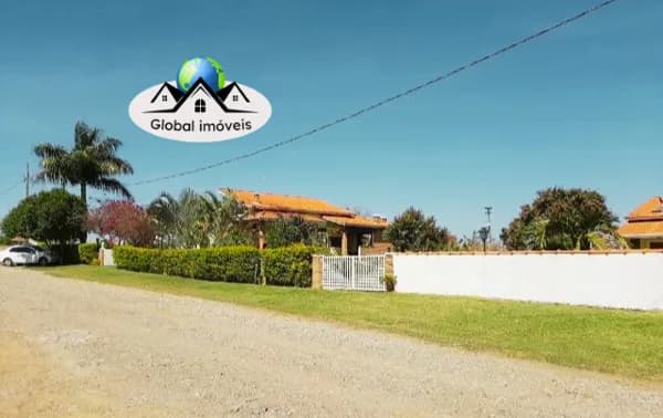 Casa Térrea com 1,350 mts de área - Piscina e Edicula