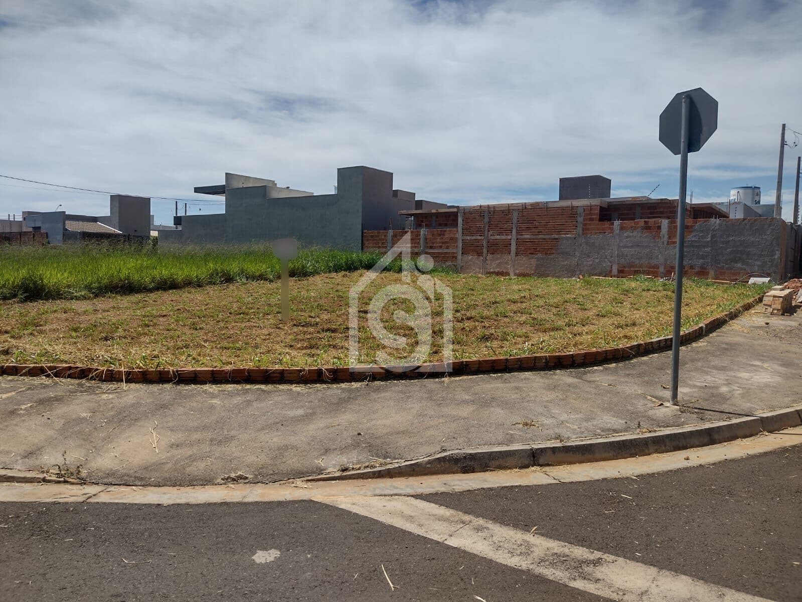 Excelente Lote Misto de Esquina com 317m² na Avenida – Perfeito para Comércio.
