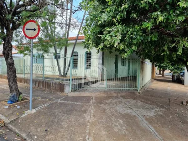 Casa de Esquina à Venda no Parque Estoril com Edícula Independente – Excelente Oportunidade