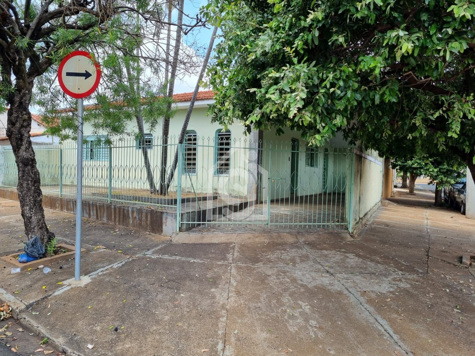 Casa de Esquina à Venda no Parque Estoril com Edícula Independente – Excelente Oportunidade