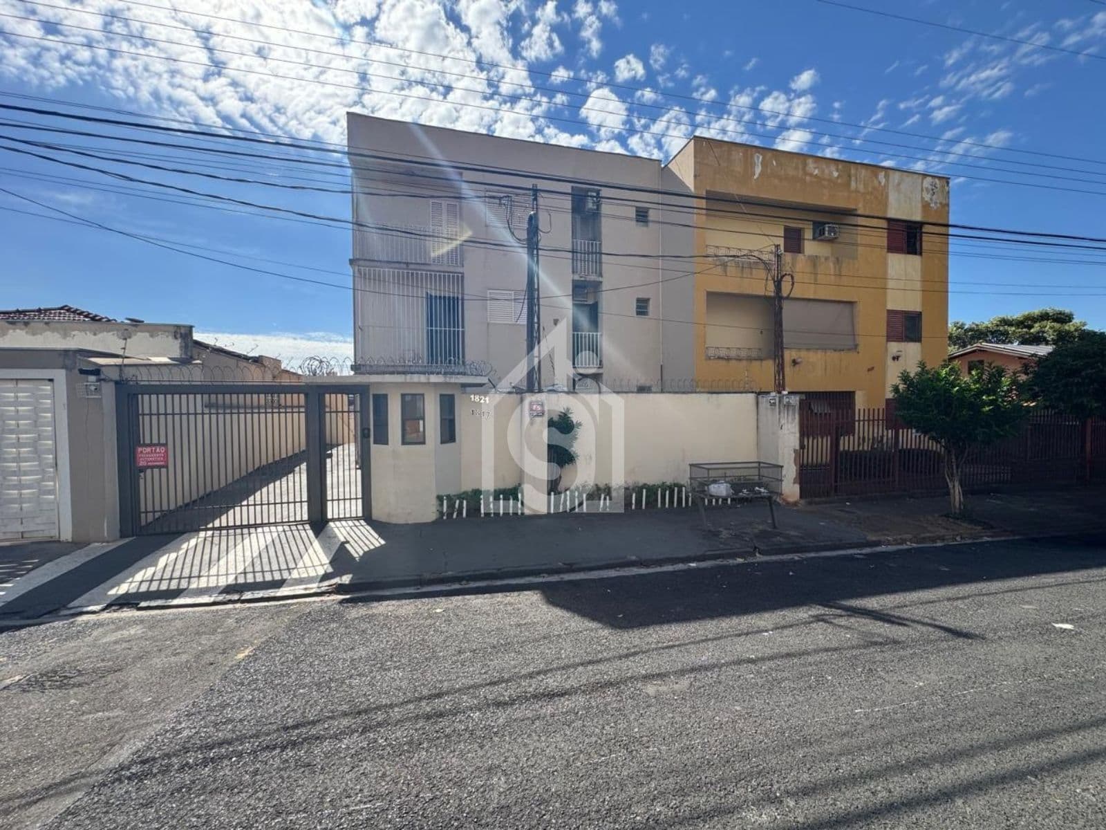 Apartamento à Venda no Edifício Residencial Vanessa | 3 Dormitórios, Sacada e Excelente Localização