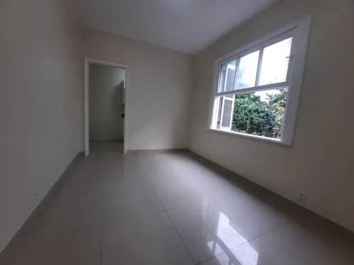 FBD IMOVEIS-RS anuncia otimo apartamento reformado no Centro Histórico