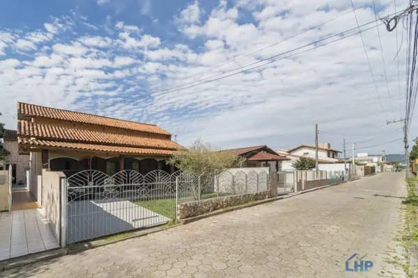 Casa à venda no bairro Carianos em Florianópolis/SC