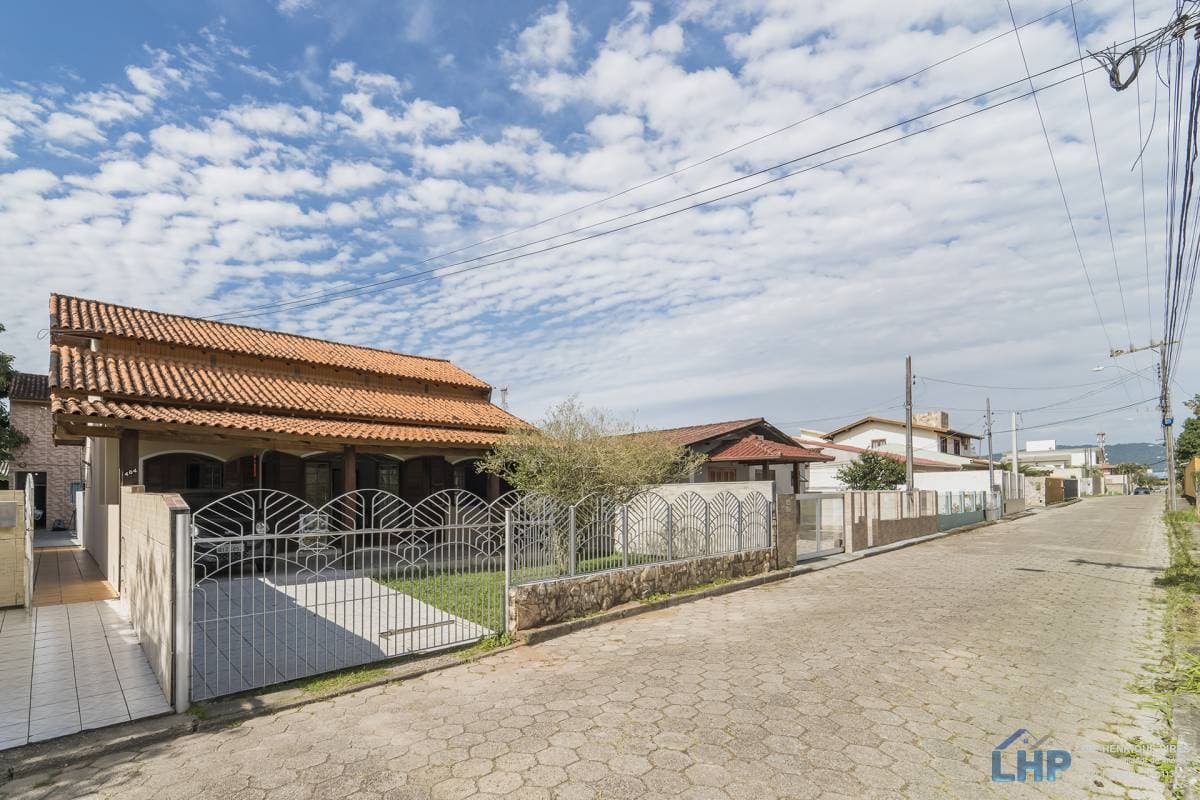 Casa à venda no bairro Carianos em Florianópolis/SC