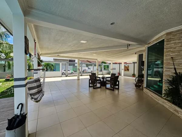 Casa Imponente com 5 Quartos e Piscina | Alto Padrão na Ponta Negra