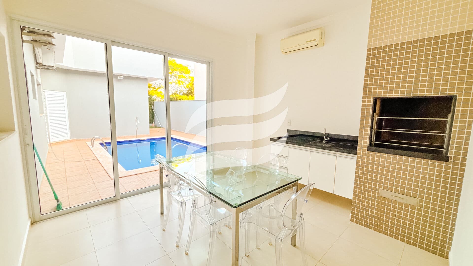 Casa 03 suítes e com piscina à venda no condomínio Delta, Araçatuba/SP