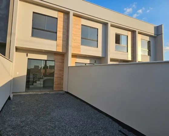 Sobrado geminado com 2 dormitórios no bairro Jaraguá 99 próximo a Sociedade 25 de Julho