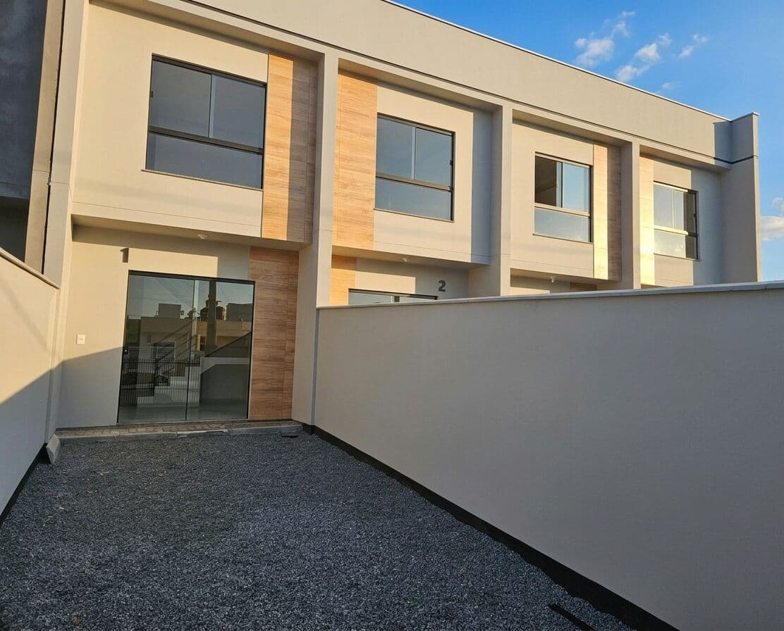 Sobrado geminado com 2 dormitórios no bairro Jaraguá 99 próximo a Sociedade 25 de Julho