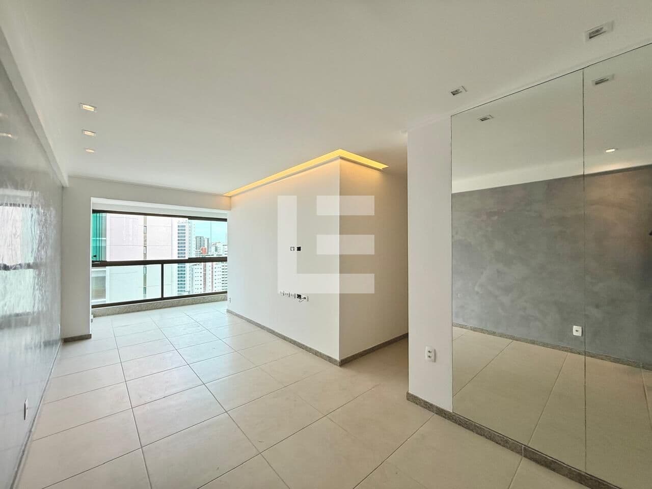 Edf. Maria Lígia - 81m² em Andar Alto com Varanda Integrada, 2 Quartos + Closet e 2 vagas