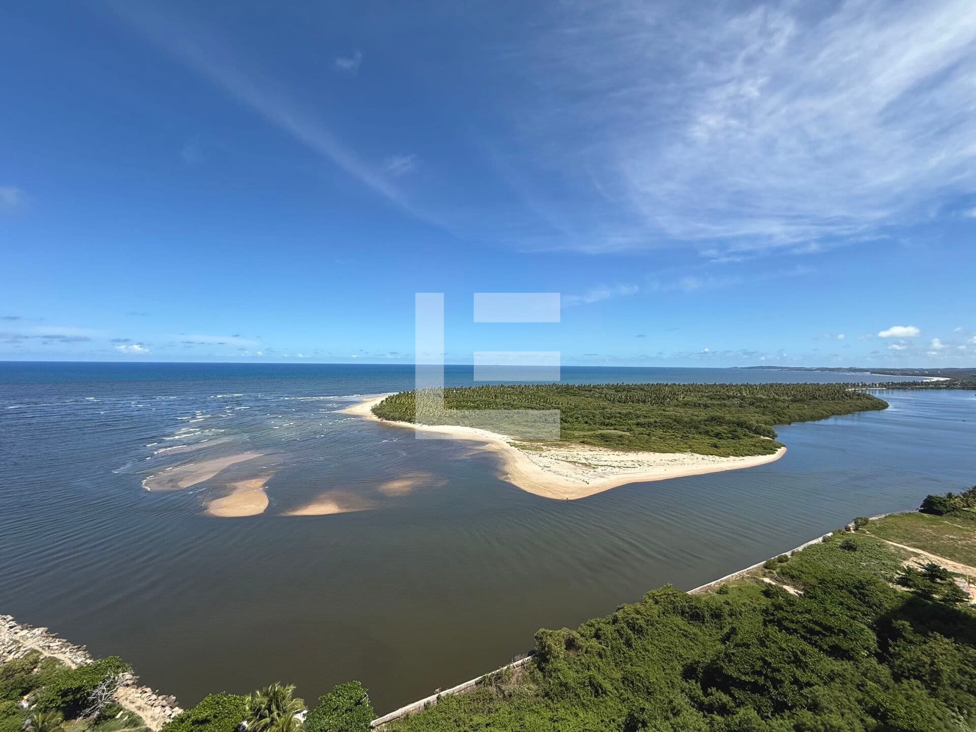Edf. Barra Classic Home Service — Apartamento beira-mar com 49 m² | 2 quartos (1 suíte) | andar alto | posição leste | móveis planejados