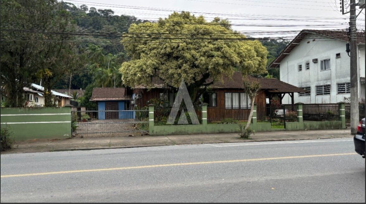 Casa à venda no centro de Pirabeiraba