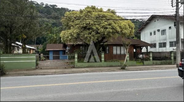 Casa à venda no centro de Pirabeiraba
