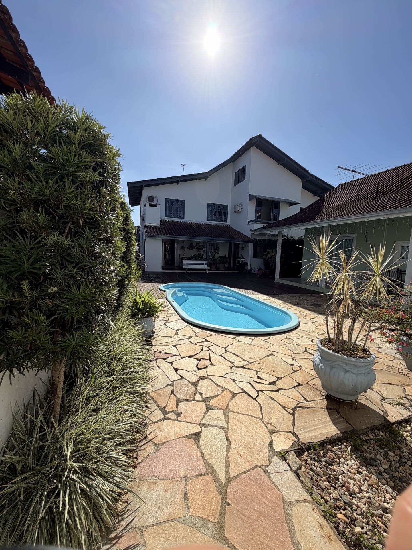 Casa de alto padrão com edícula e piscina à venda no Iririú