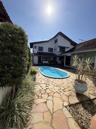 Casa de alto padrão com edícula e piscina à venda no Iririú