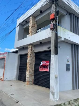 Casa com pavimento superior