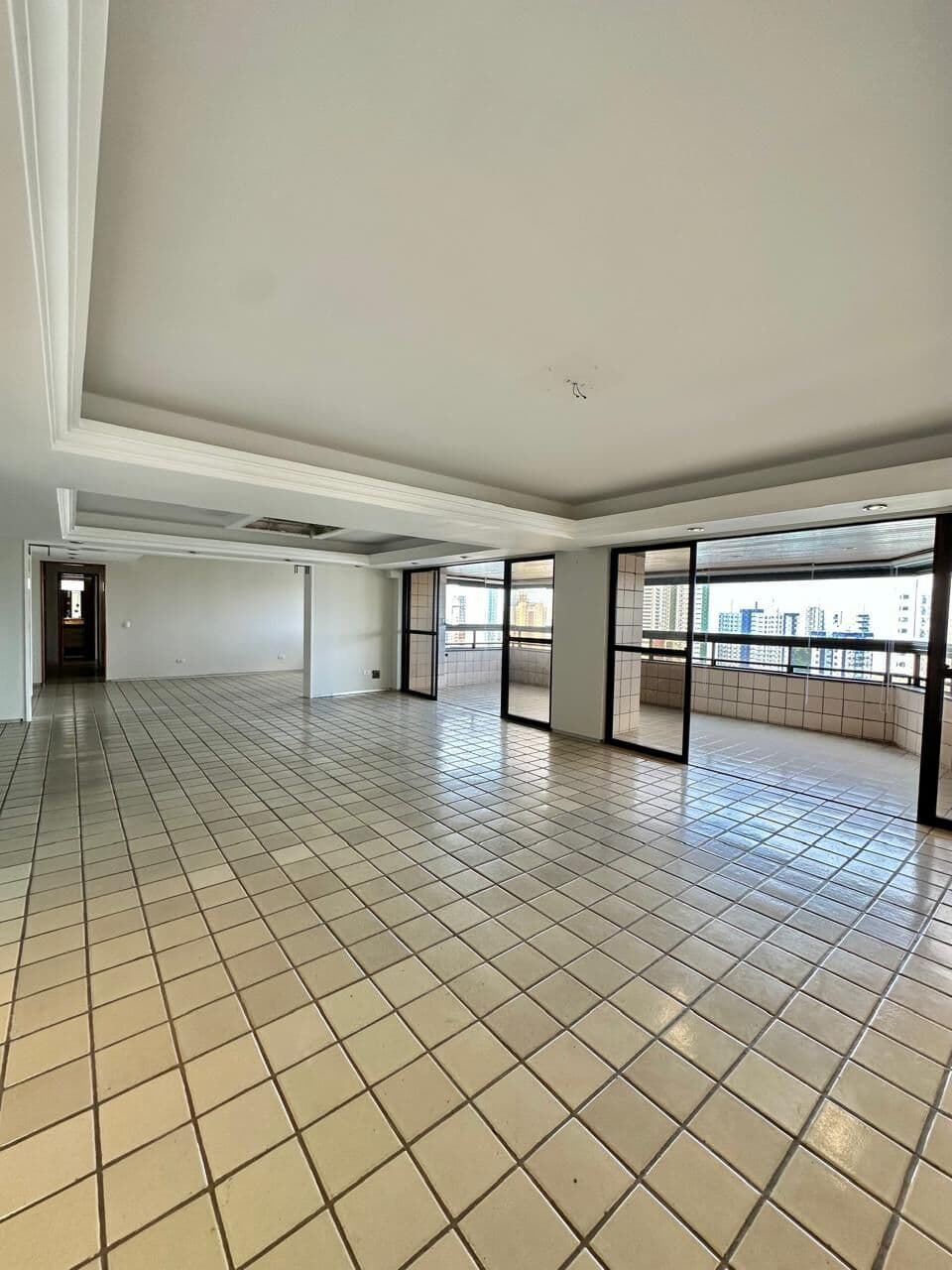 Apartamento à Venda tem 300 m² - 4 Quartos - 2 Suítes - Edf. Casa Grande das Ubáias - Casa Forte - Recife
