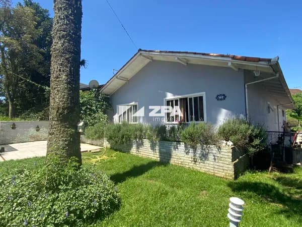 Casa com 04 quartos ao lado do Centro