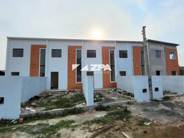 Sobrados de 2 e 3 quartos - Obras em final de acabamento.