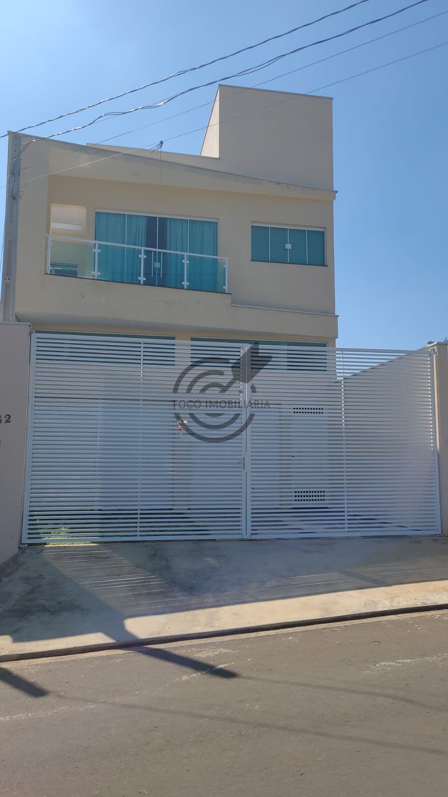Casa com lojas na parte de baixo no Jardim Harmonia