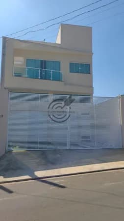 Casa com lojas na parte de baixo no Jardim Harmonia