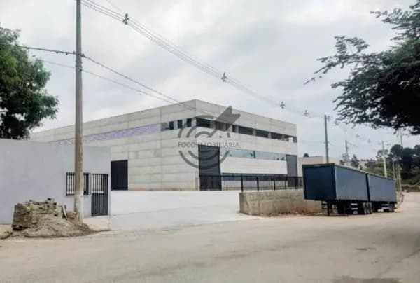Pavilhão/Galpão Industrial com pátio e guarita.
