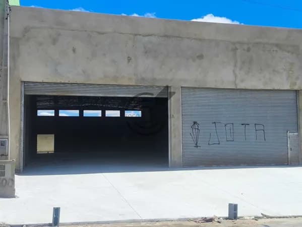 ALUGA-SE Galpão Industrial ou comercial frente para Rod .