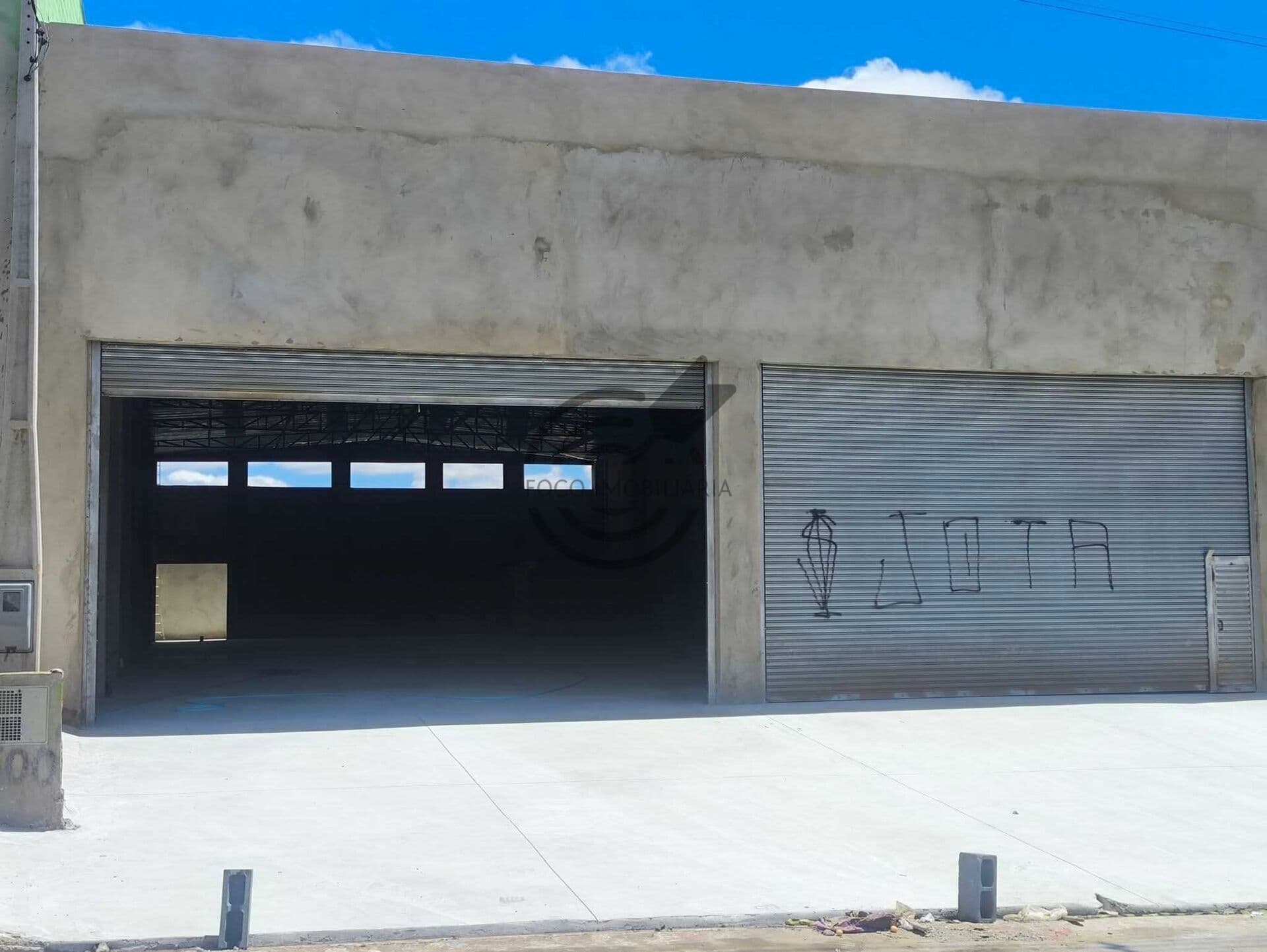 ALUGA-SE Galpão Industrial ou comercial frente para Rod .