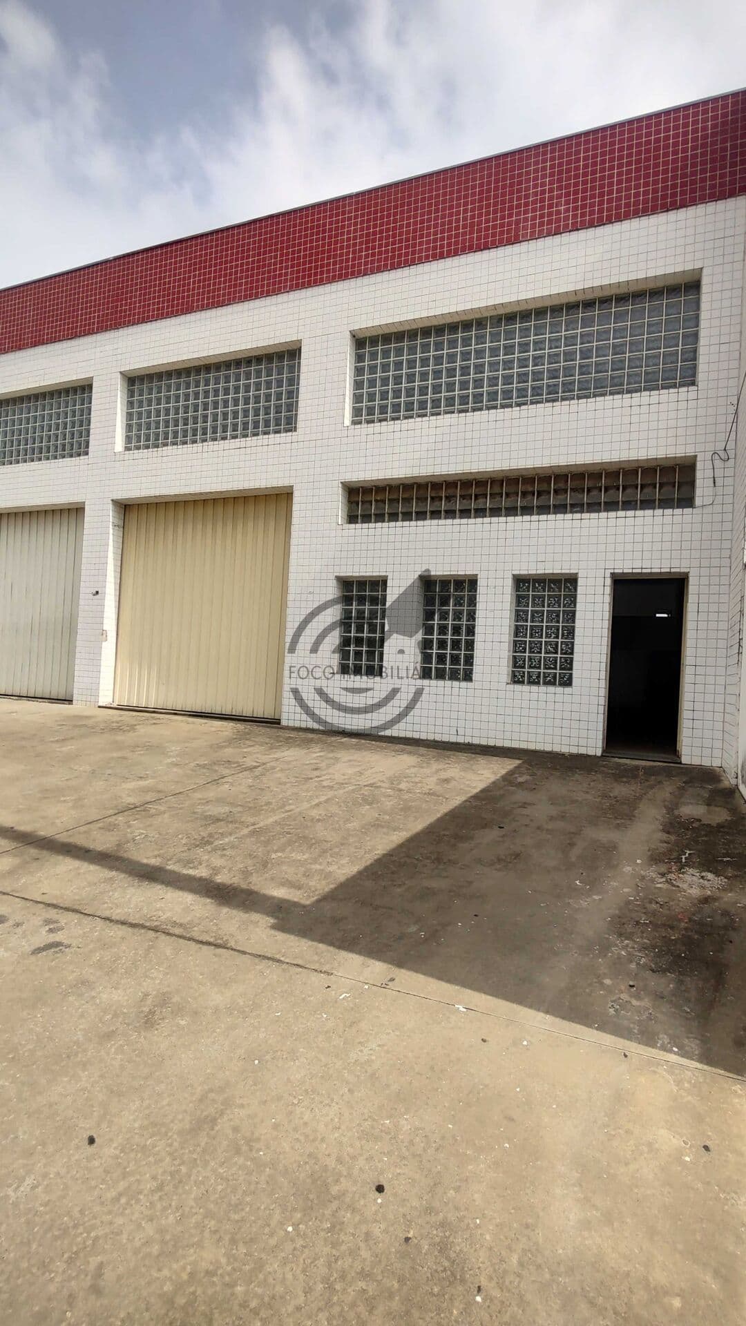 OPORTUNIDADE ! Galpão Industrial ou comercial frente para avenida principal Cajuru.