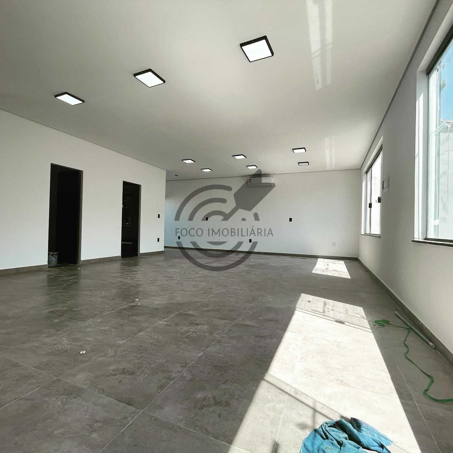 ALUGA-SE Sala comercial piso superior cidade de Votorantim, frente para avenida movimentada.