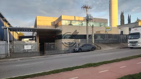 Galpão com 2.000m2 e 6.000m2 de terreno.