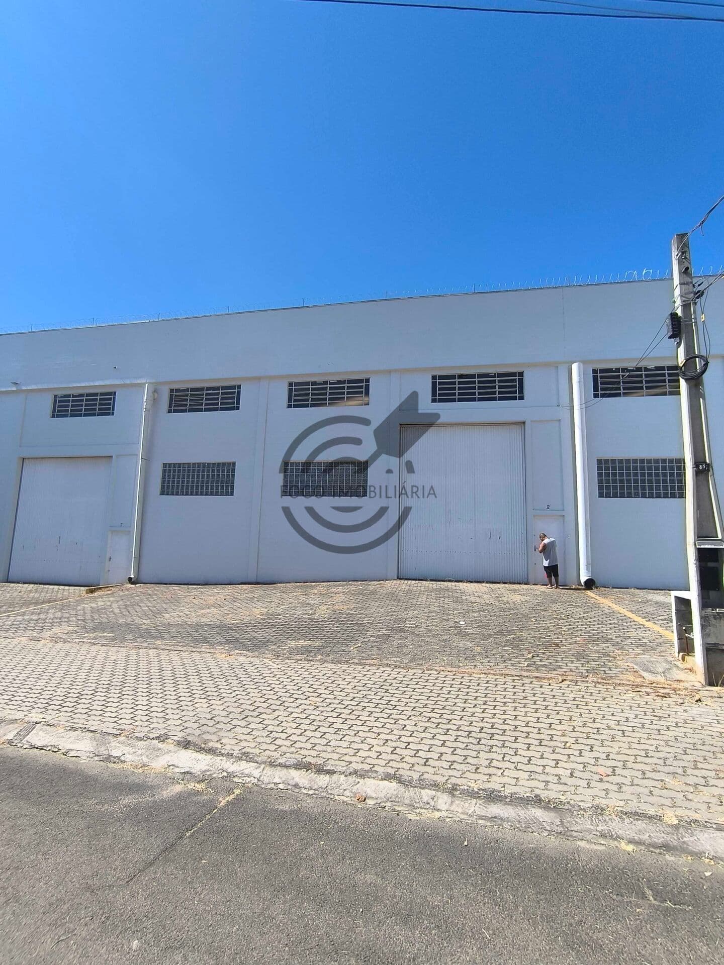 ALUGA-SE Galpão Industrial ou logístico frente para av Paraná Cajuru Sorocaba.