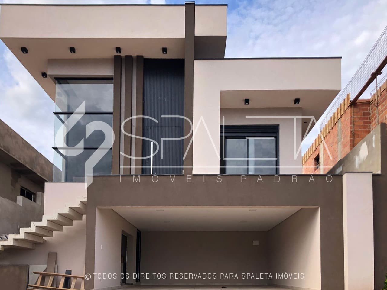 Linda residência moderna à venda no condomínio Ibi Aram I em Itupeva