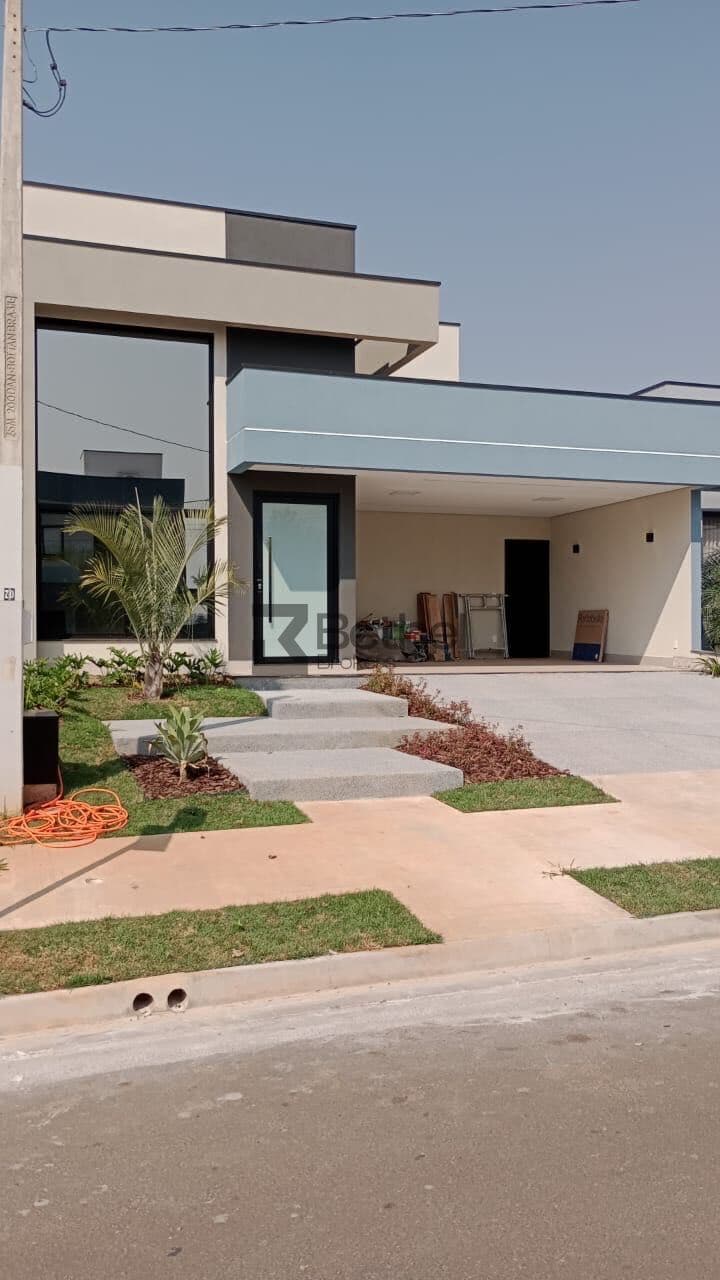 Casa em Condomínio com 3 suítes e piscina
