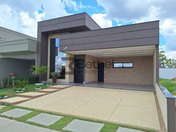 Casa com piscina em Condomínio