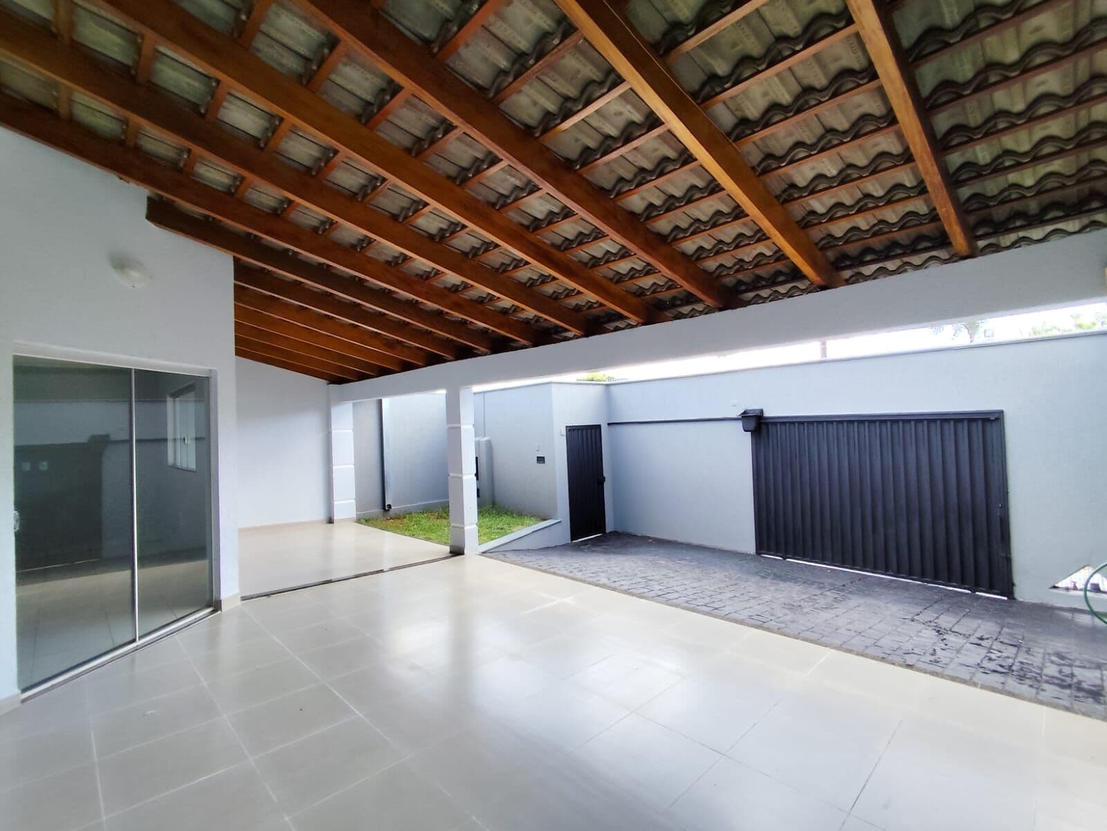 💠 Casa com 3 quartos (suíte) e espaço gramado no fundo da casa, podendo ser contruído um espaço muito bom varanda gourmet ou mesmo piscina.