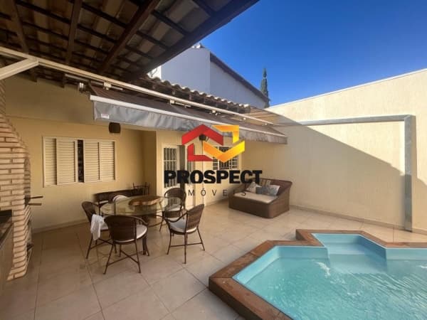 Imperdível!!! Casa com 180m² de área com espaço gourmet completo com piscina aquecida e churrasqueira na varanda.