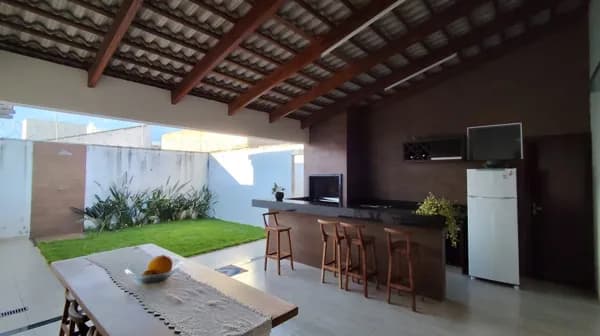 💠Casa alto padrão no terreno de 300m² com 3 quartos, sendo 2 suítes, churrasqueira no bairro Novo Mundo.
