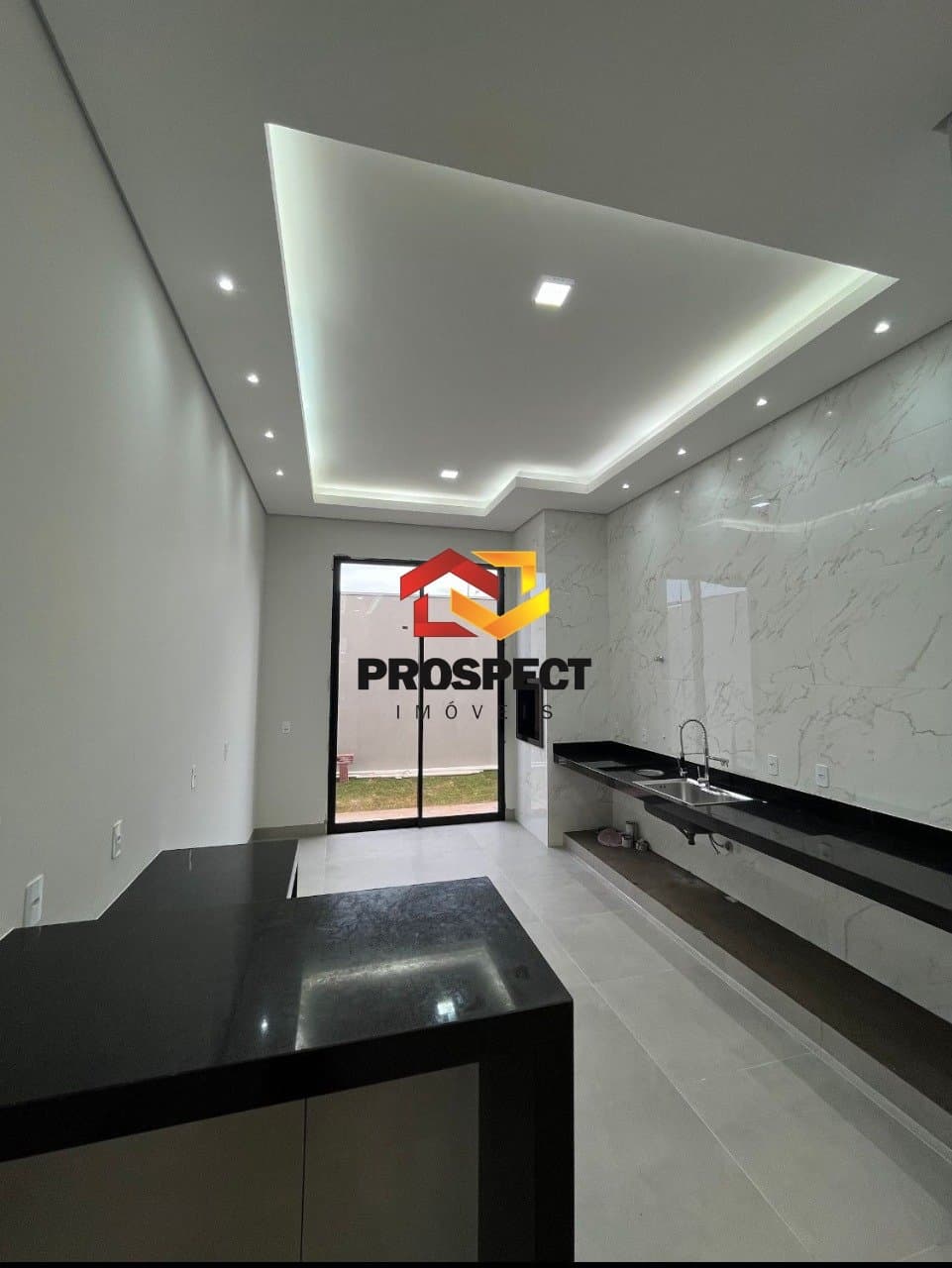 Casa nova com padrão de acabamento excelente com 3 quartos (suíte) no preço de oportunidade no setor Leste de Uberlândia.