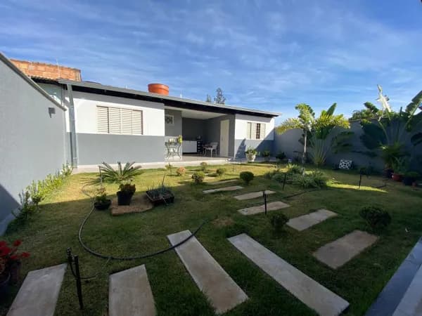 🌀 Casa com 3 quartos, sendo 1 suíte, churrasqueira e amplo espaço gramado no bairro Santa Mônica.