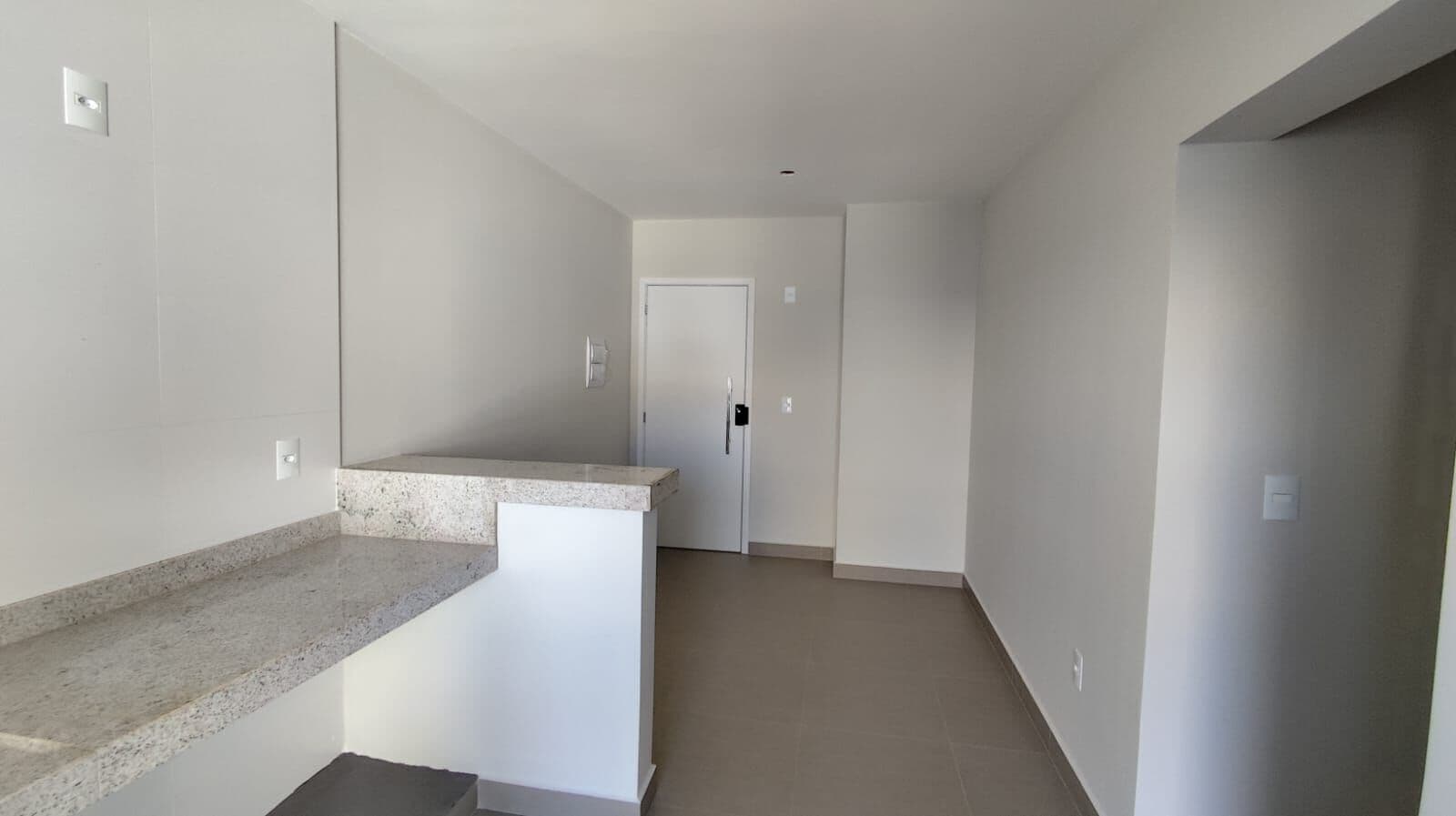 Apartamento com 2 quartos, suíte, elevador perto do Center Shopping e da UFU.